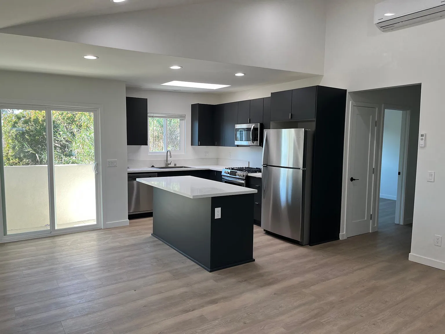 2 bed, 800 sqft, $3,100 — Photo 2