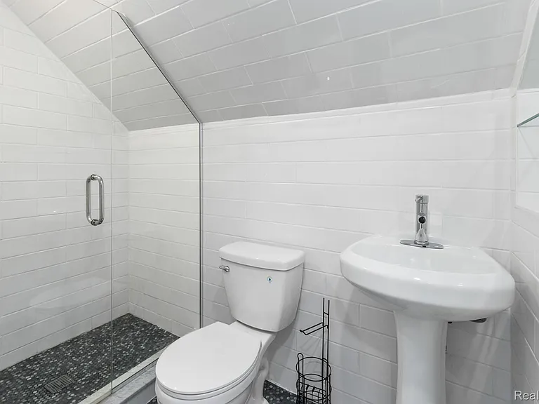 314 Hendrie St — Photo 24