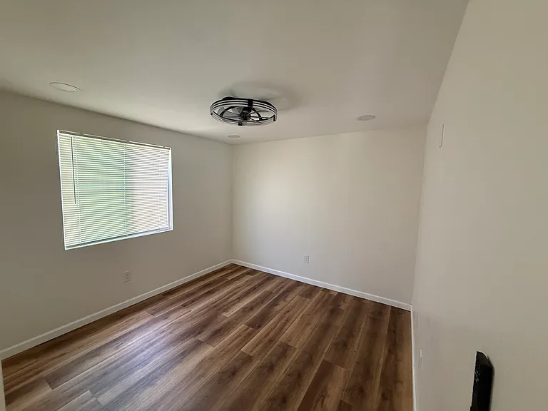 8004 Towne Ave — Photo 6