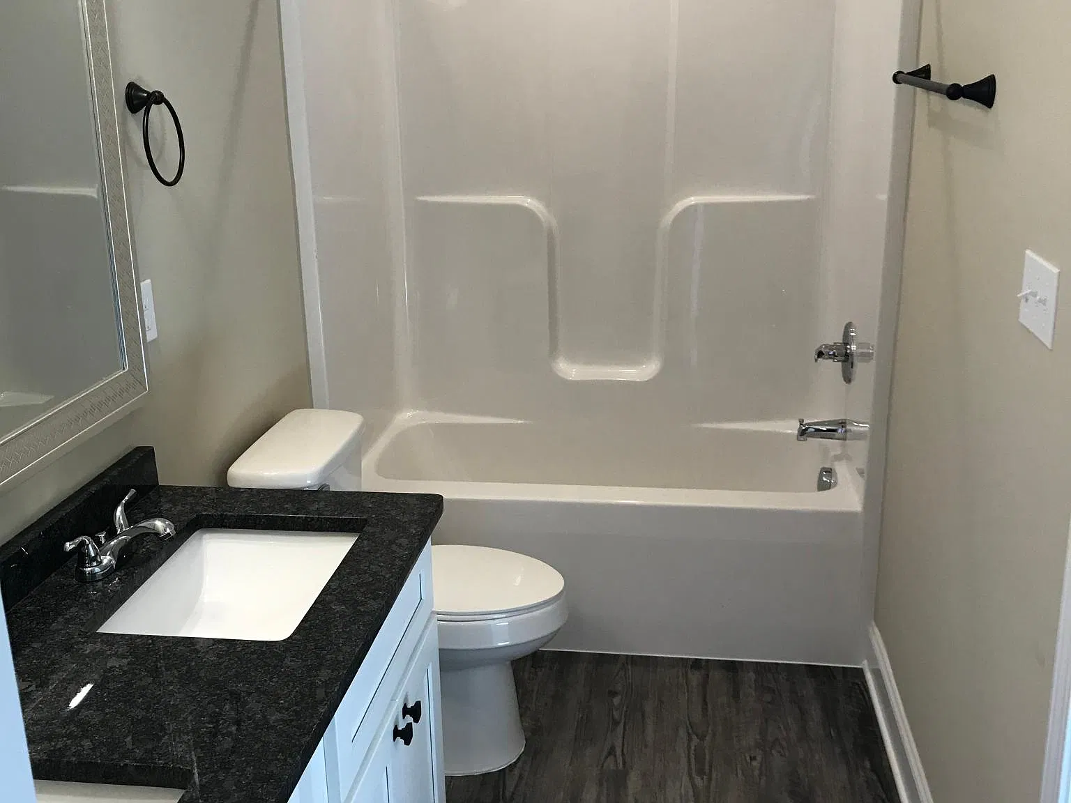3 bed, 2.5 bath, 1820 sqft, $2,400 — Photo 4