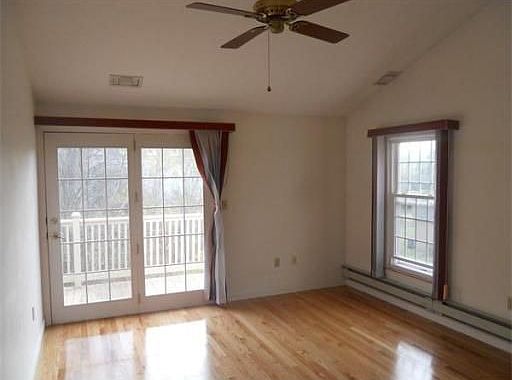 4th image of 28 Essex Green Ln