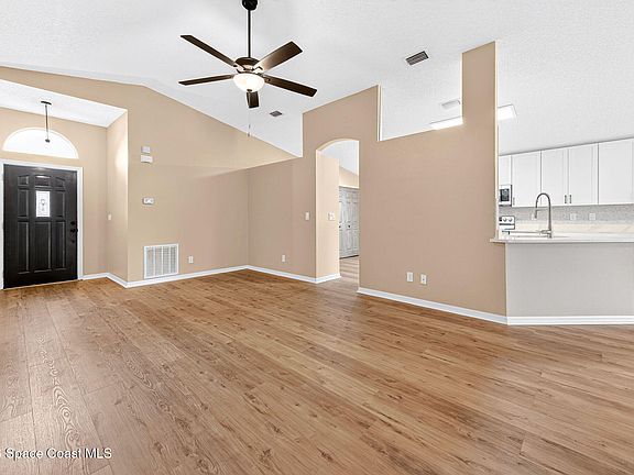 5th image of 2049 Caledonia Pl