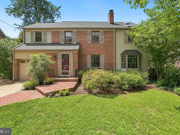 8222 Larry Pl, Chevy Chase, MD 20815