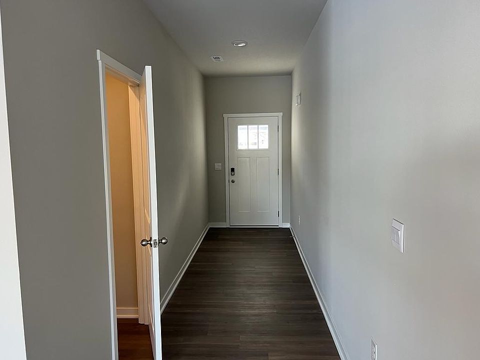 1st image of 211 NW Cedarwood Dr