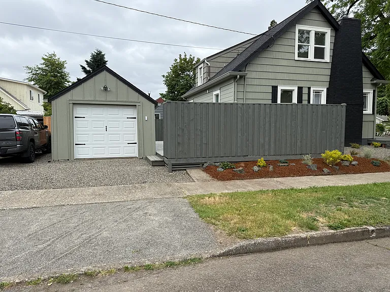 790 17th St NE — Photo 3