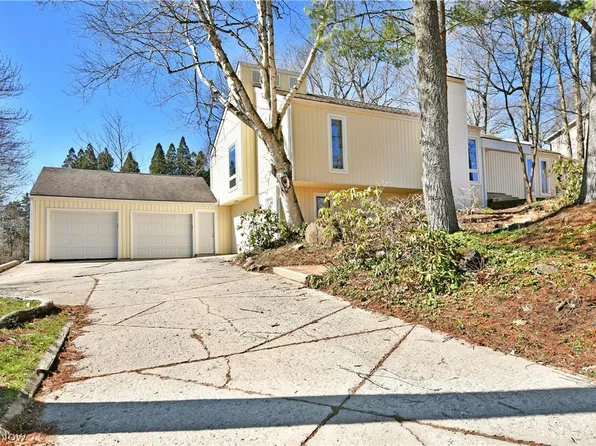 6152 Southern Hills Ct, Canfield, OH 44406