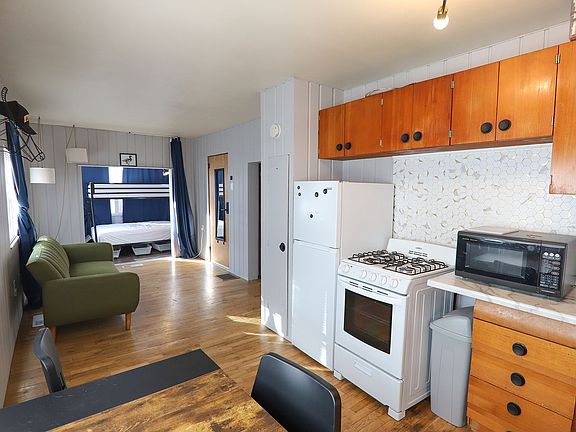 3rd image of 411 Smith St #B