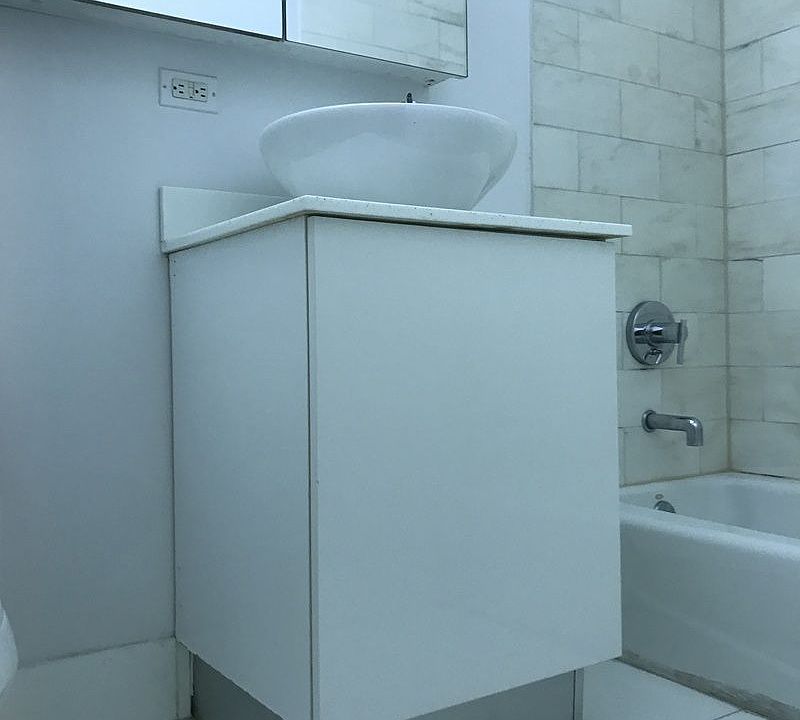 2nd image of 515 E 5th St APT 2B