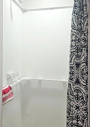 4th image of 1211 Gladstone Ave #D