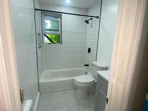 4th image of 492 McLean Ave #1B