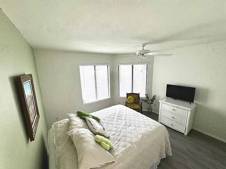 9806 W Kerry Ln — Photo 54