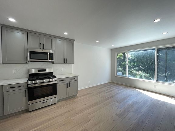 3rd image of 781 Corbett Ave #3