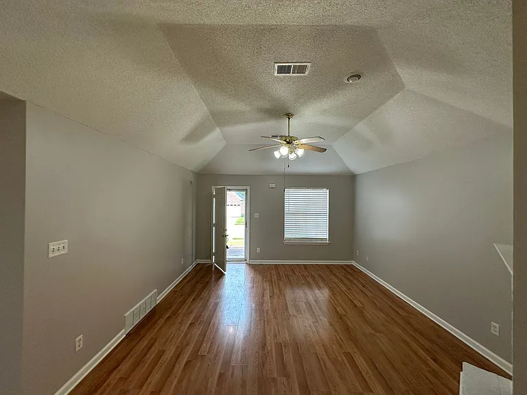 1098 Breezy Valley Dr — Photo 4