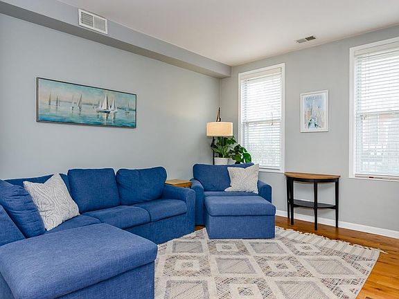 4th image of 942 N Honore St #1