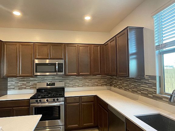 4th image of 1163 E Newland Dr