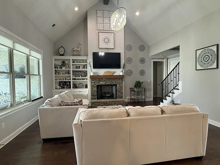 327 Belfair Cv — Photo 10