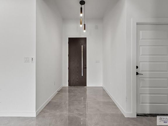 2nd image of 3702 Avenida Residencial