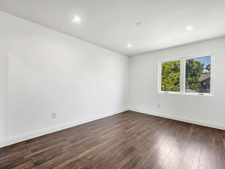2880 W 14th St — Photo 22