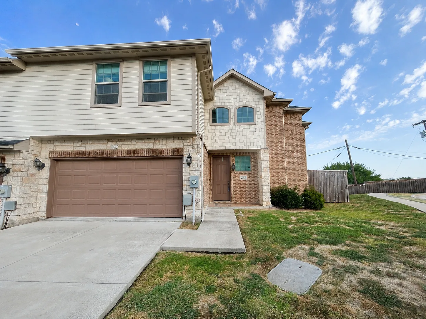 4 bed, 2400 sqft, $3,200 — Photo 2
