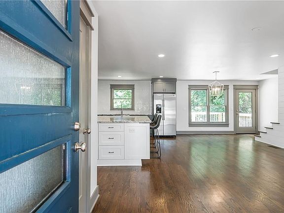 3rd image of 359 Montgomery St