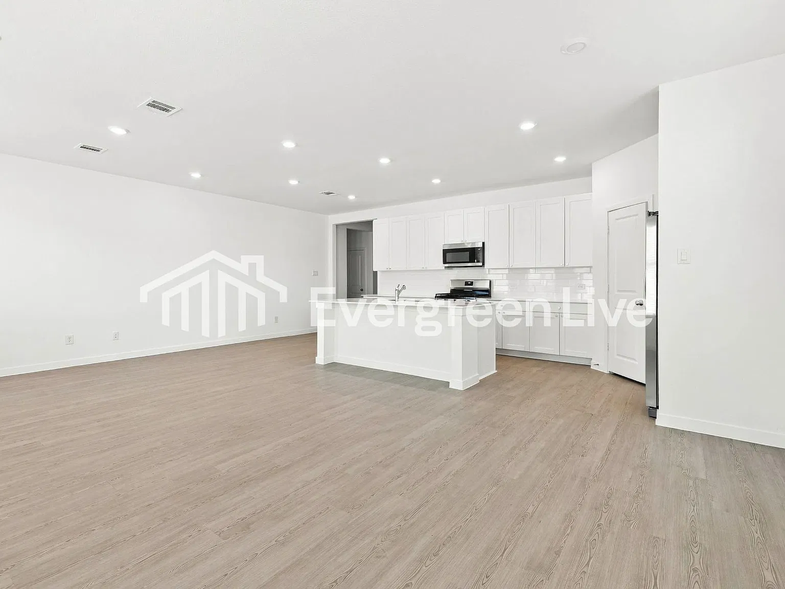 4 bed, 2.0 bath, 1922 sqft, $2,090 — Photo 4