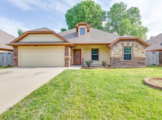 1204 Eagle Lake Dr, Azle, TX 76020