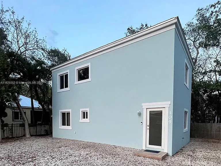 104 Poinciana Dr — Photo 1
