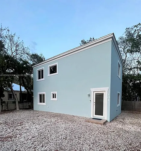 104 Poinciana Dr Photo 1