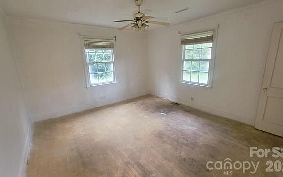 4th image of 910 W Mauney Ave