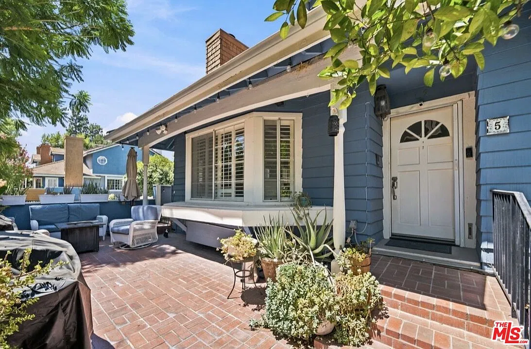 18721 Hatteras St — Photo 1