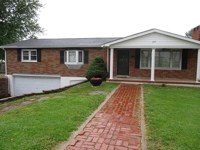 3 bed, 1404 sqft, $1,425 — Photo 2