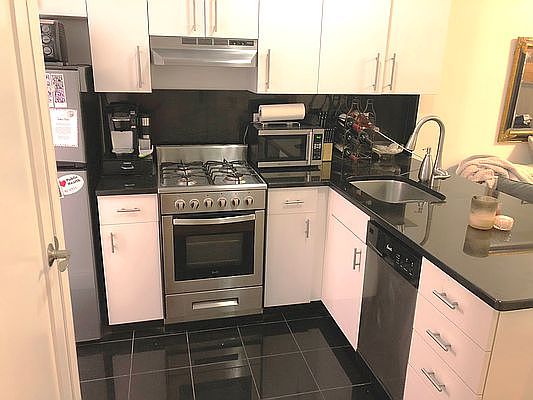 3rd image of 30 W 70th St APT 4C