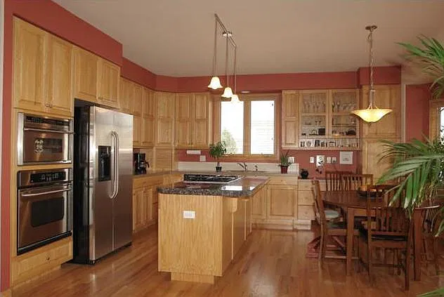 5 bed, 4544 sqft, $3,950 — Photo 3