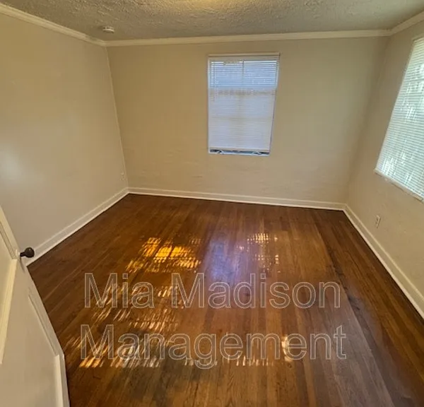 1026 W 41st St — Photo 6