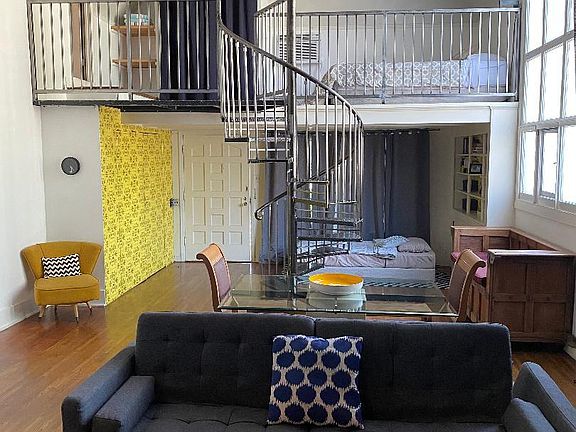 2nd image of 1146 N Hudson Ave
