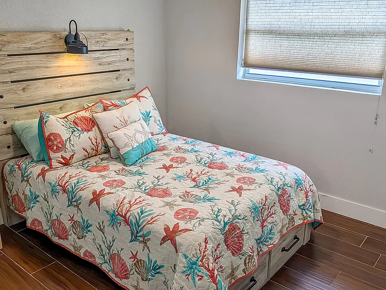 Middle Full size Guest room across from hall bath