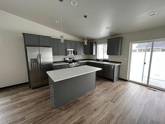 Open concept kitchen / dining