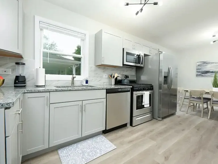 N734 Barry Ave — Photo 6