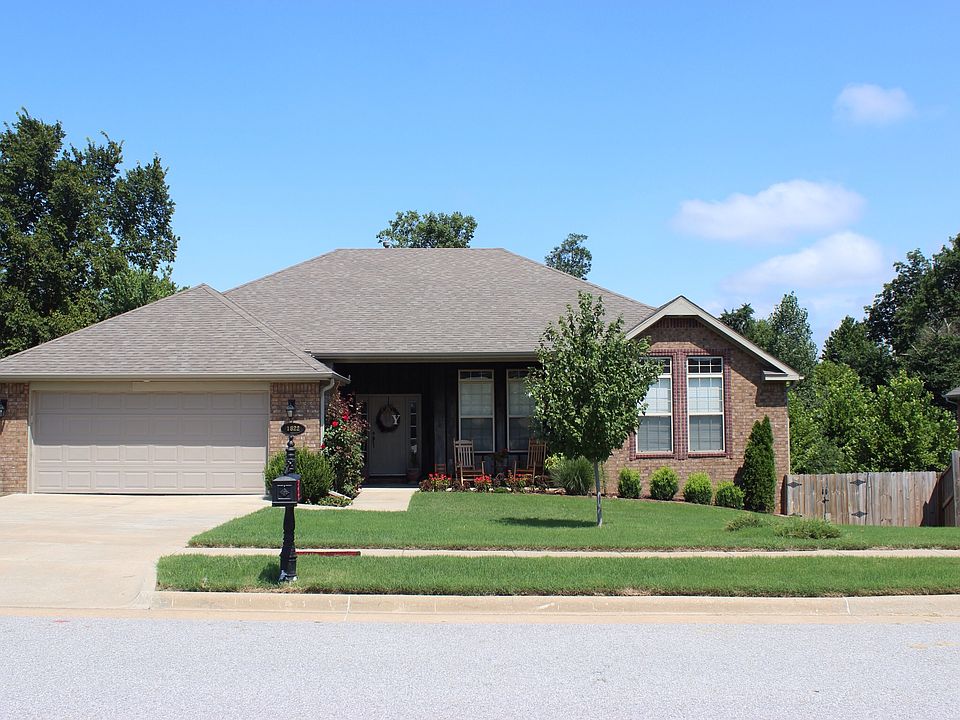 1st image of 1822 N Knollcrest Cir