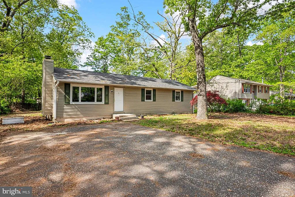 3 bed, 1.0 bath, 1056 sqft, $2,200 — Photo 2