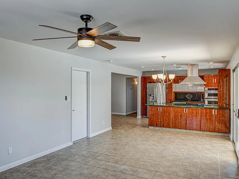 1039 E Geneva Dr — Photo 11