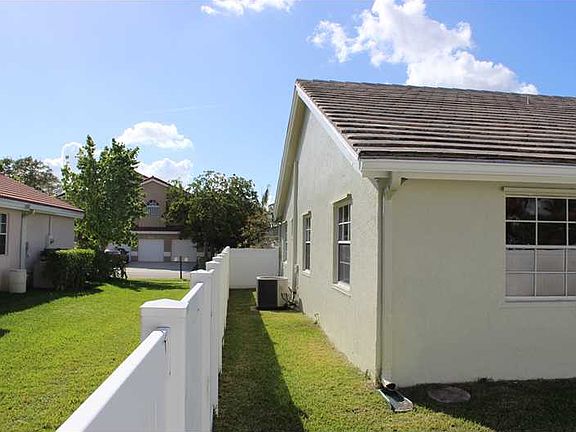 4th image of 925 NW 203rd Ave