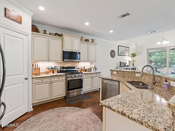5th image of 151 Belmont Cir