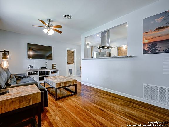 3rd image of 4703 Creekmoor Dr