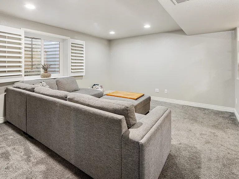 2682 Valentia St — Photo 39