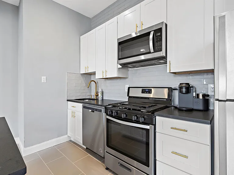 200 Hudson St #4A — Photo 4