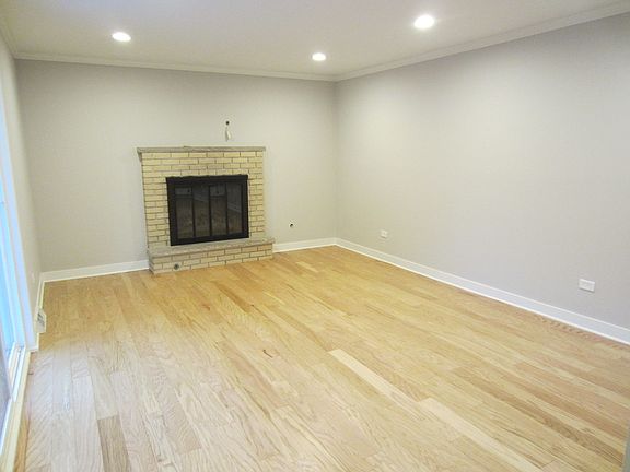5th image of 18W207 Claremont Dr