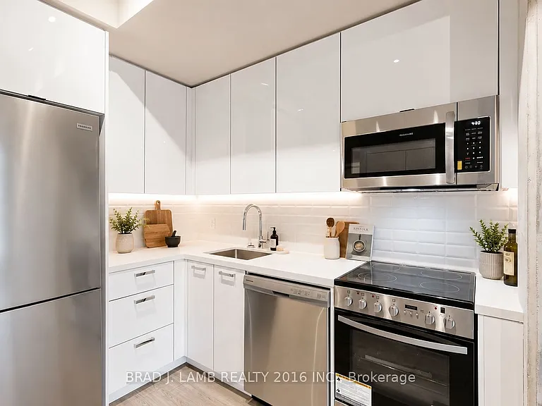284 King St E #906 — Photo 2