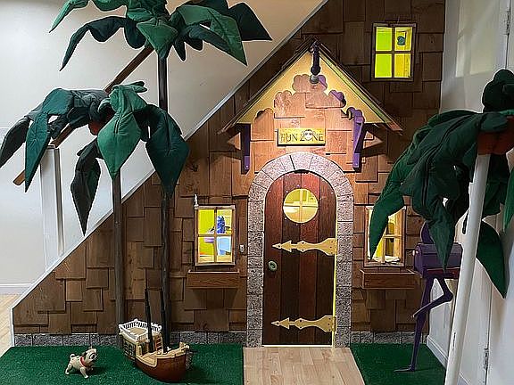 Kids two-story play house