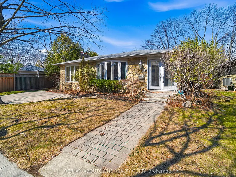 481 Anthony Dr — Photo 2